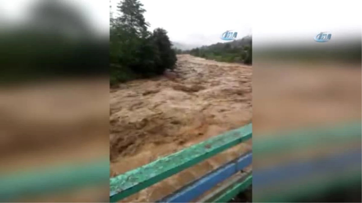 Rize\'de Şiddetli Yağış Nedeniyle Salarha Deresi Taştı