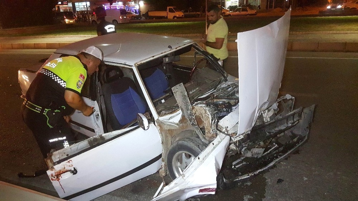 Samsun\'da İki Otomobil Çarpıştı: 5 Yaralı