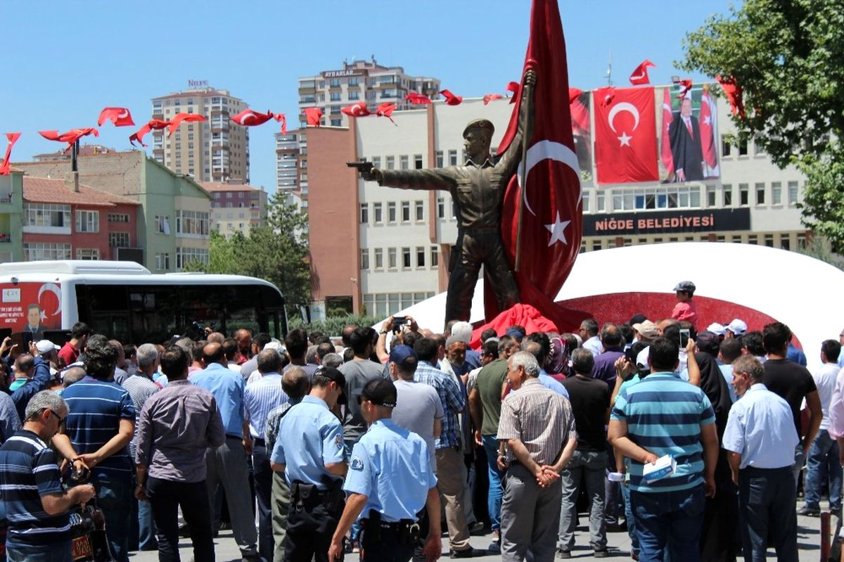 Şehit Ömer Halisdemir\'in Heykeli Kaldırıldı