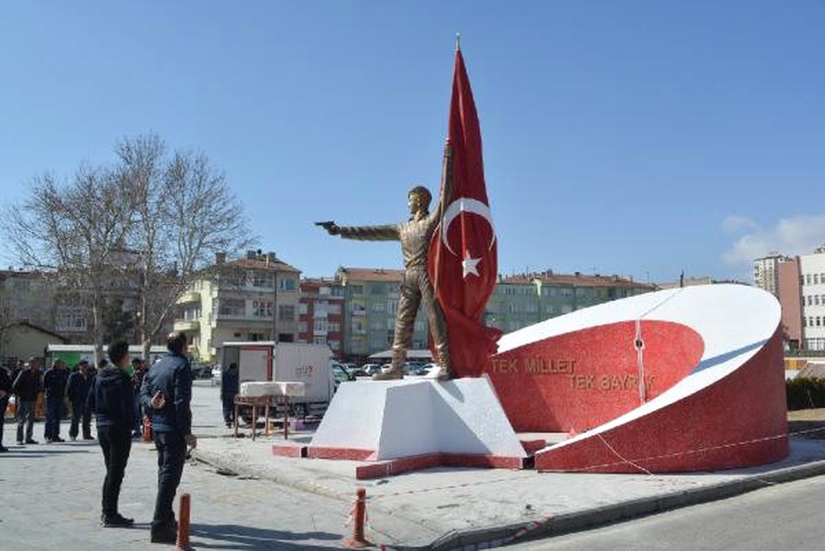 Şehit Ömer Halisdemir\'in Heykeli Yeniden Yapılacak