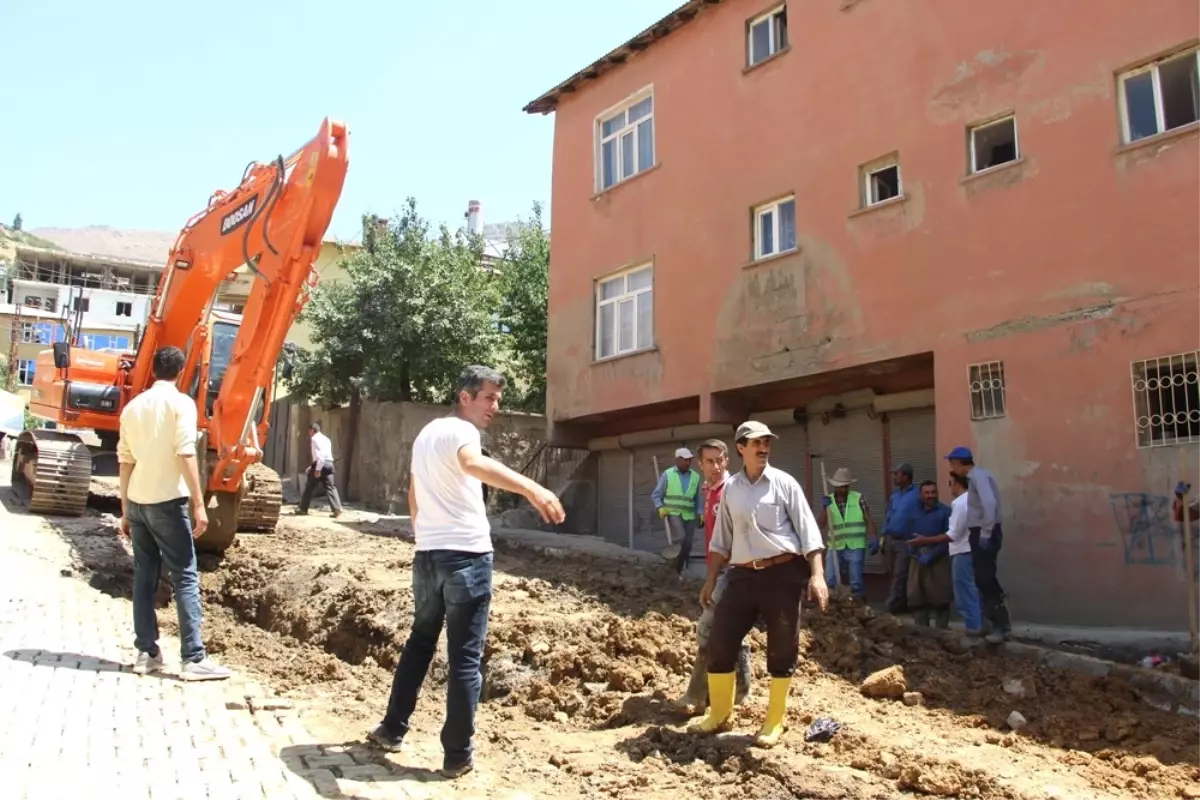 Şemdinli\'de Yol Yapım Çalışması