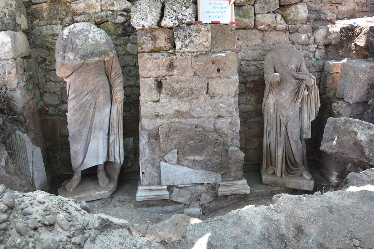 Side Antik Kentinde Roma Dönemine Ait İki Heykel Bulundu