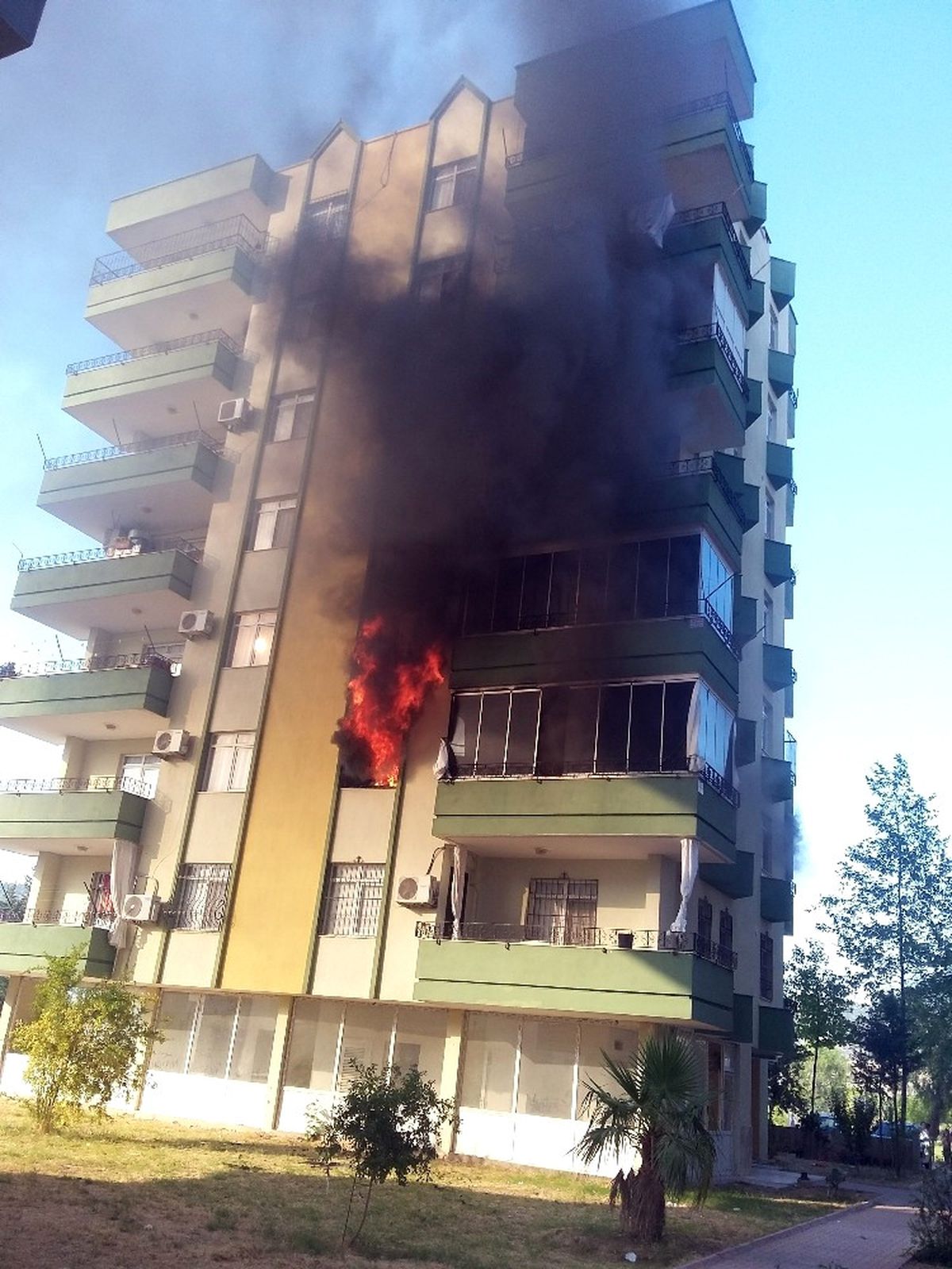 Silifke\'de 50 Kişinin Yaşadığı Apartmanda Korkutan Yangın