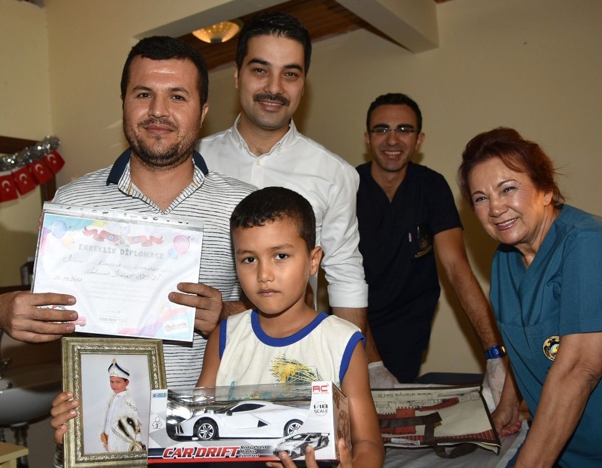 Sünnet Olan Çocuklara \'Erkeklik Diploması\'