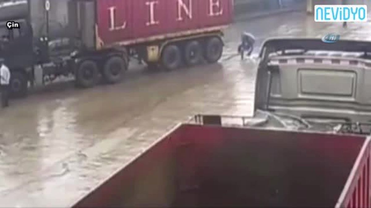 Tır Yayayı Ezdi: Korkunç Kaza Kamerada
