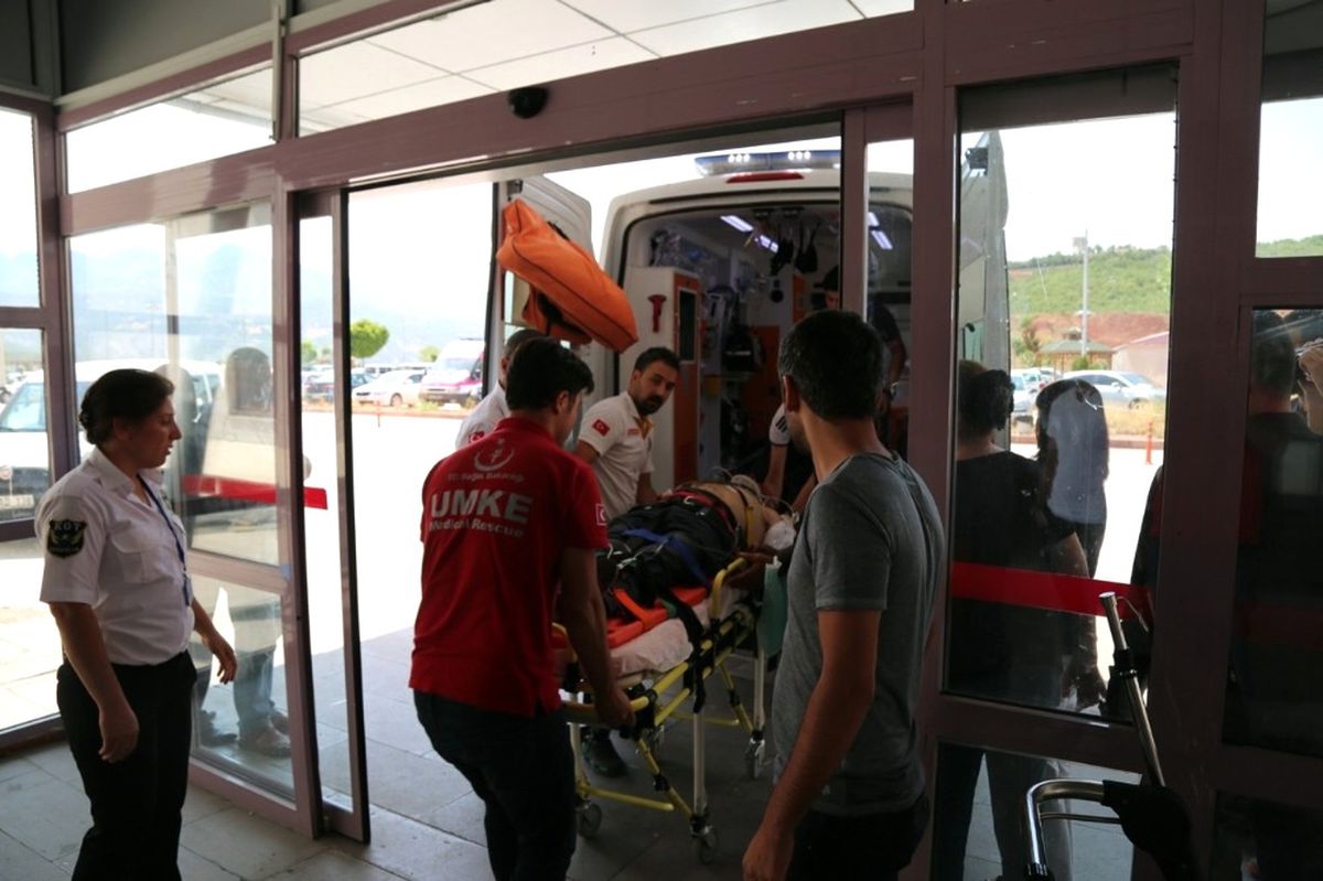 Tunceli\'de Ambulans ile Otomobil Çarpıştı: 3 Yaralı