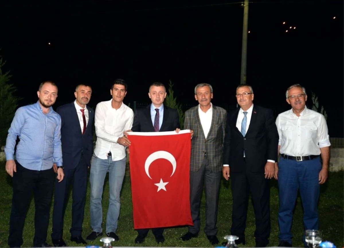 Türk Bayrağını Alevlerden Kurtaran Genç Ödüllendirildi