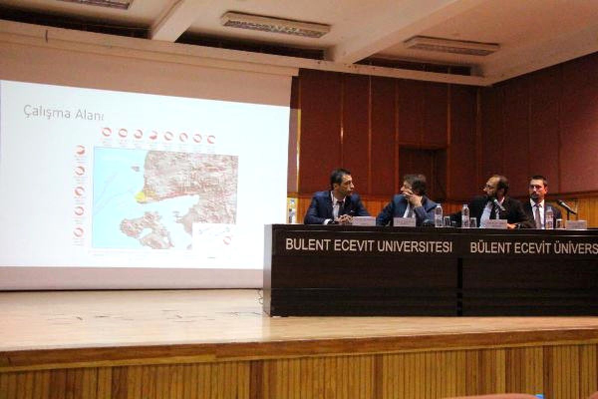 Üniversitedeki Deprem Panelinde Salon Boş Kaldı