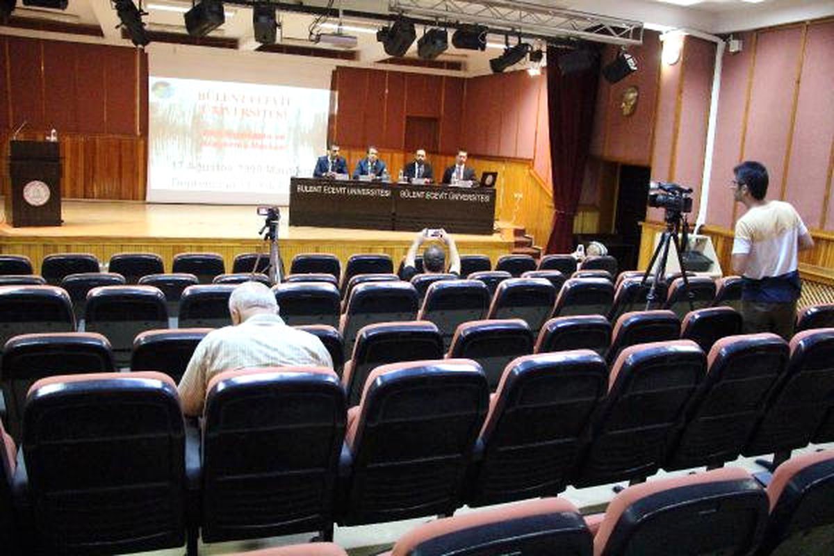 Üniversitedeki Deprem Panelinde Salon Boş Kaldı