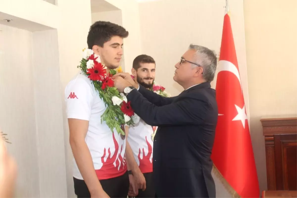 Vali Şimşek, Olimpiyat Şampiyonlarını Ödüllendirdi