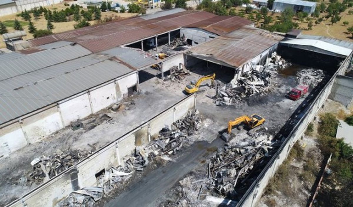 Yanan Fabrikadaki Kayıp Kişiyi Arama Çalışmaları Sürüyor