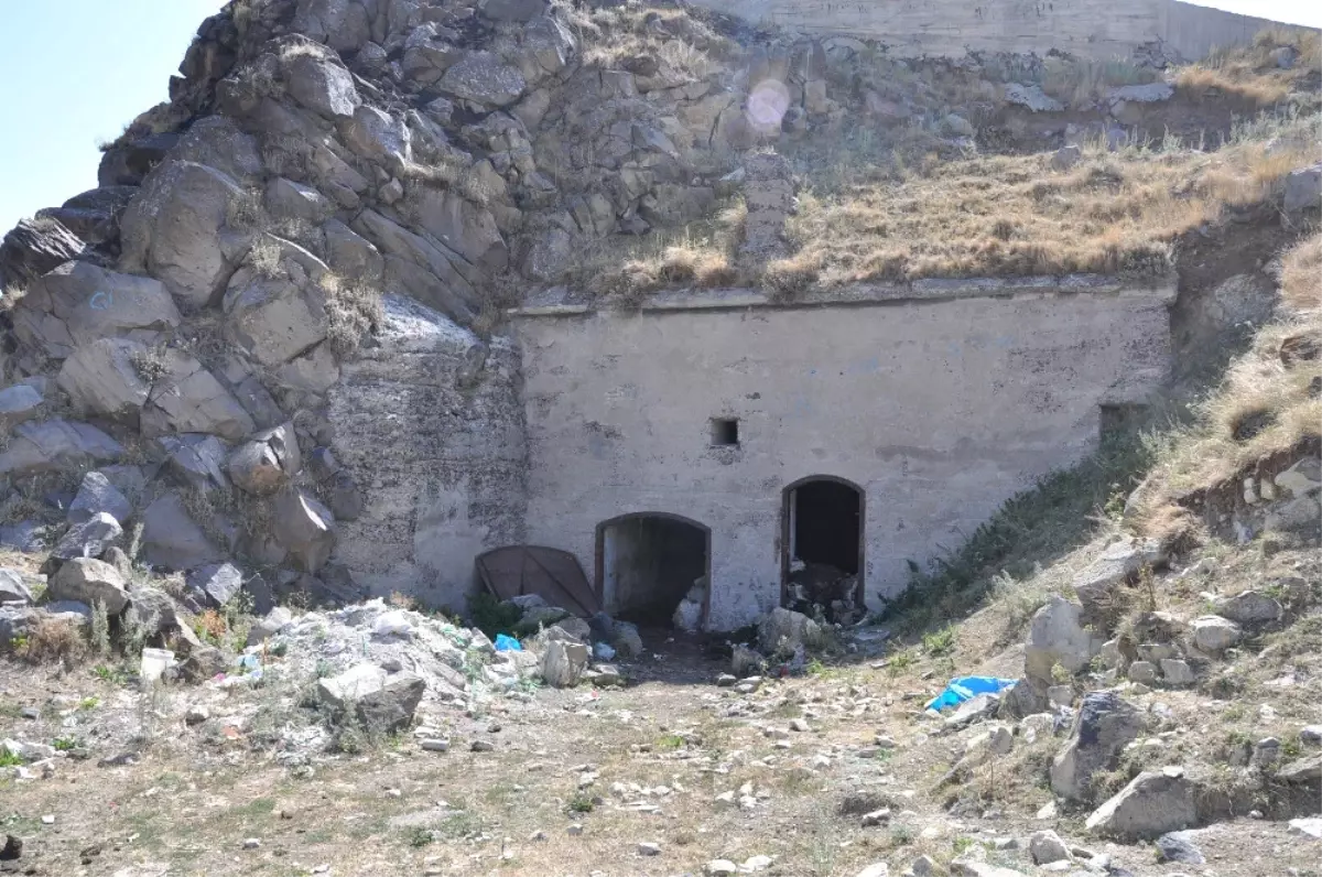 436 Yıllık Tabya Ahır Olarak Kullanılıyor