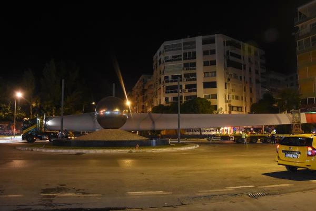 58 Metre ve 15 Ton Ağırlığındaki Rüzgar Türbini Kanadı Fuar Alanına Getirildi