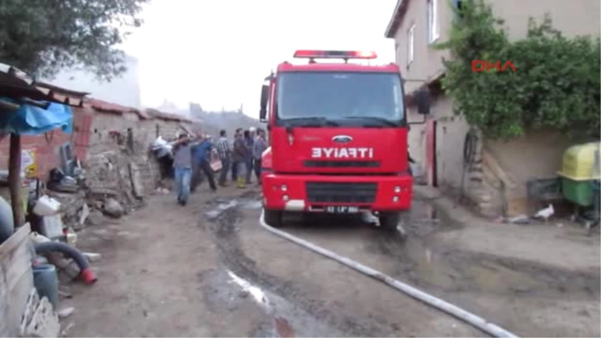 Afyonkarahisar Samanlıkta Çıkan Yangında Minibüs Yandı