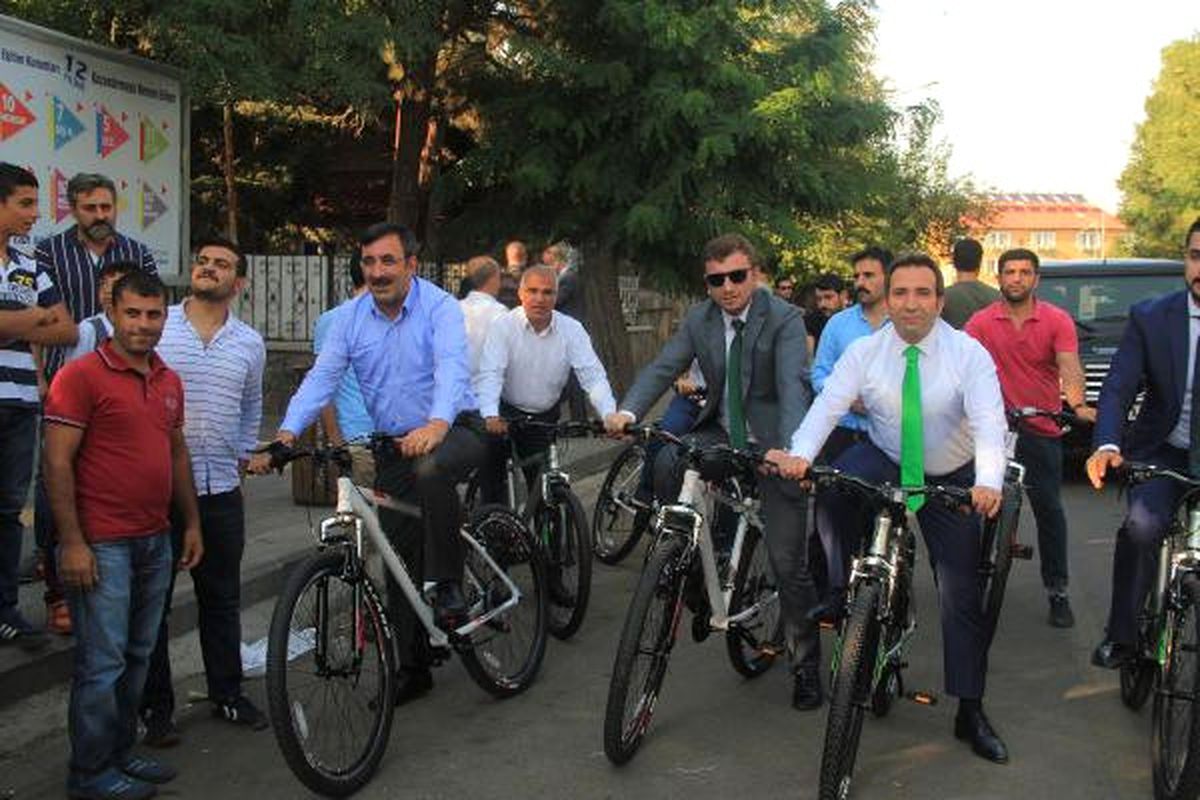 Ak Partili Yılmaz, Bisiklet ve Tekerlekli Sandalye Dağıttı