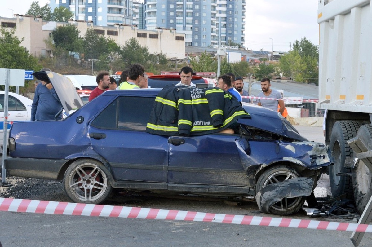 Asfalt Malzemesi Taşıyan Kamyon ile Otomobil Çarpıştı: 1 Ölü, 2 Yaralı