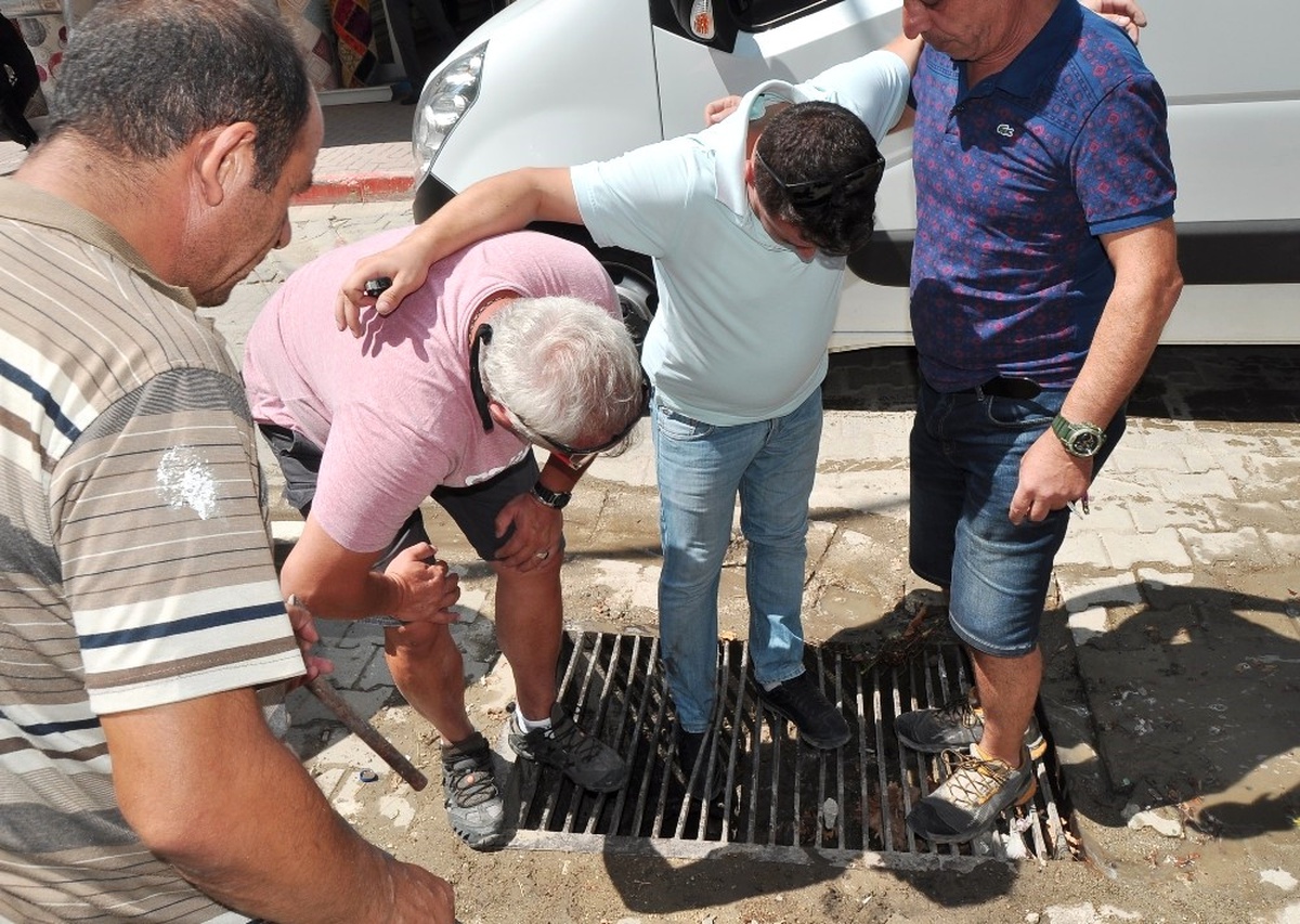 Ayağı Mazgala Sıkışan Şahsın Yardımına Vatandaş Koştu