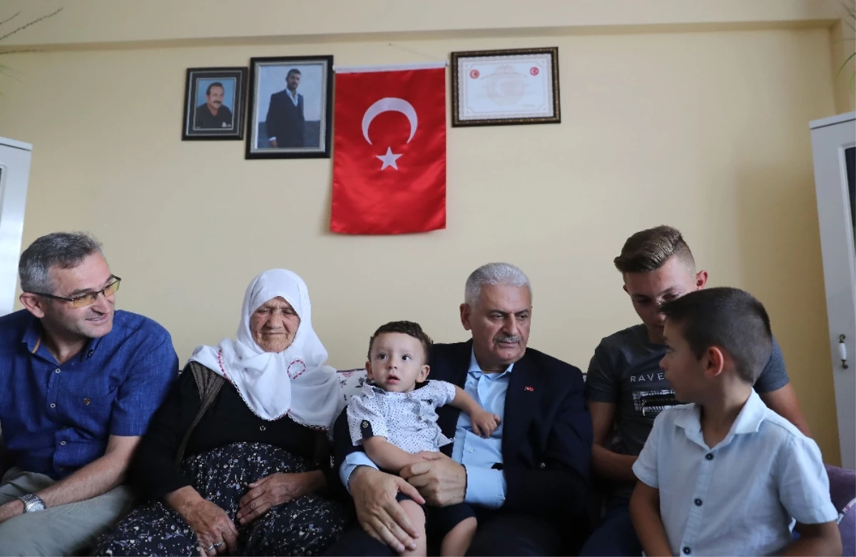 Başbakan Yıldırım\'dan 15 Temmuz Şehidinin Ailesine Ziyaret