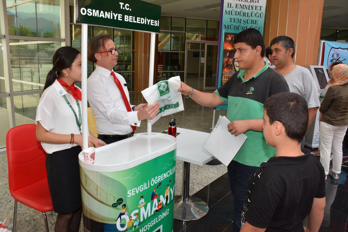 Belediye Üniversiteye Gelen Öğrenciler İçin Stant Kurdu