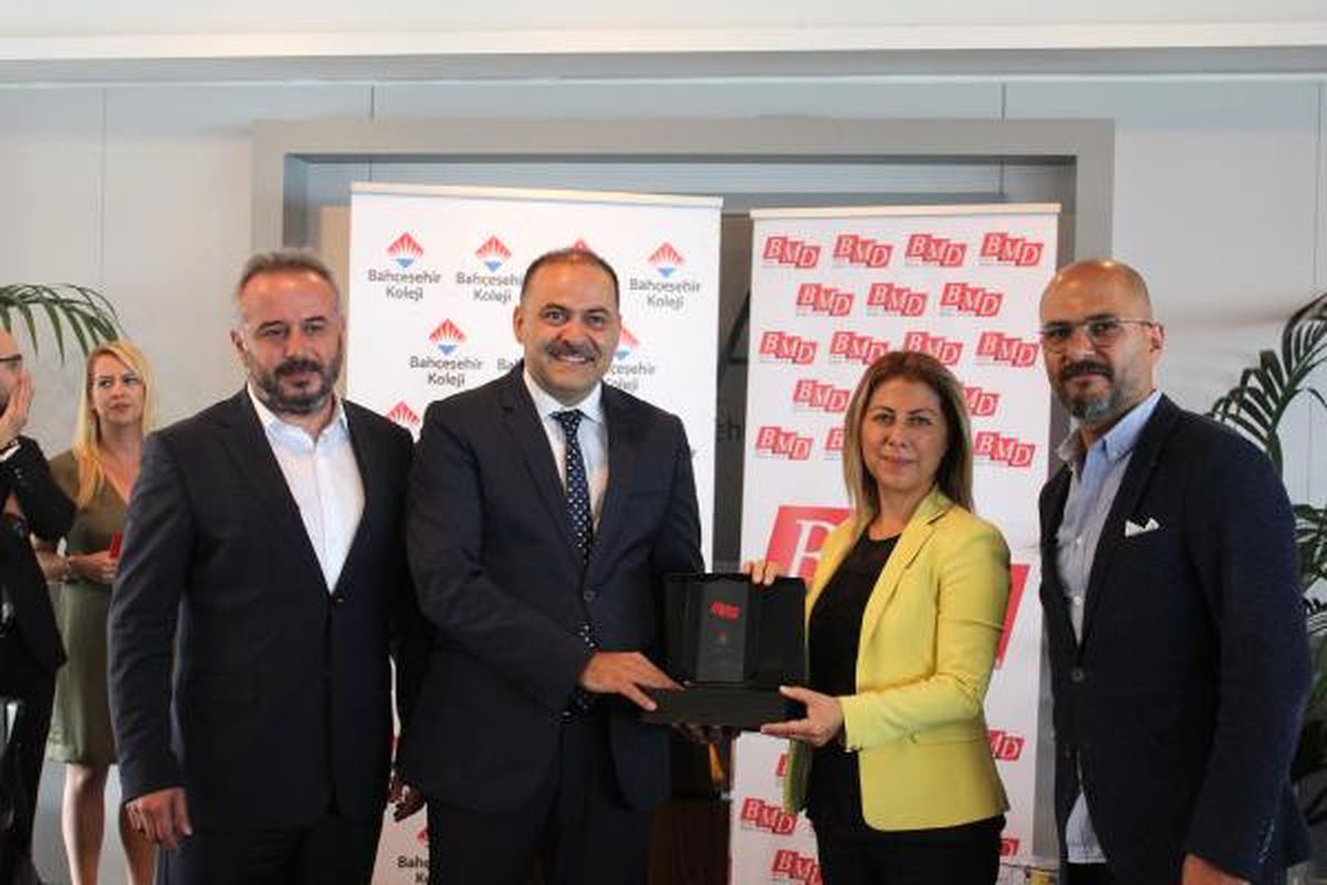 Bilişim Medyası Derneği\'nden Bahçeşehir Kolejine Ödül