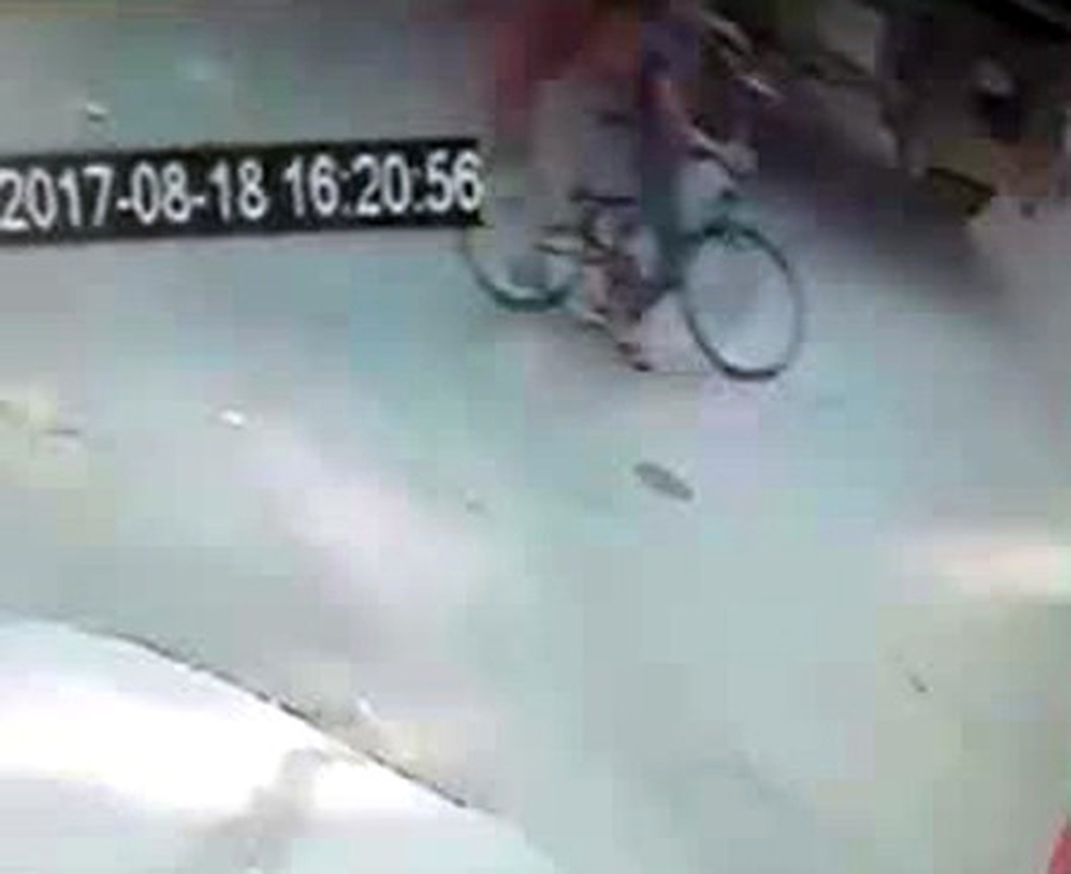 Bisikletli Çocuklar, Hafriyat Kamyonu Altına Girdi