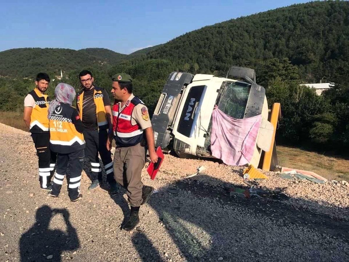 Bolu\'da Hafriyat Kamyonu Devrildi: 1 Ölü