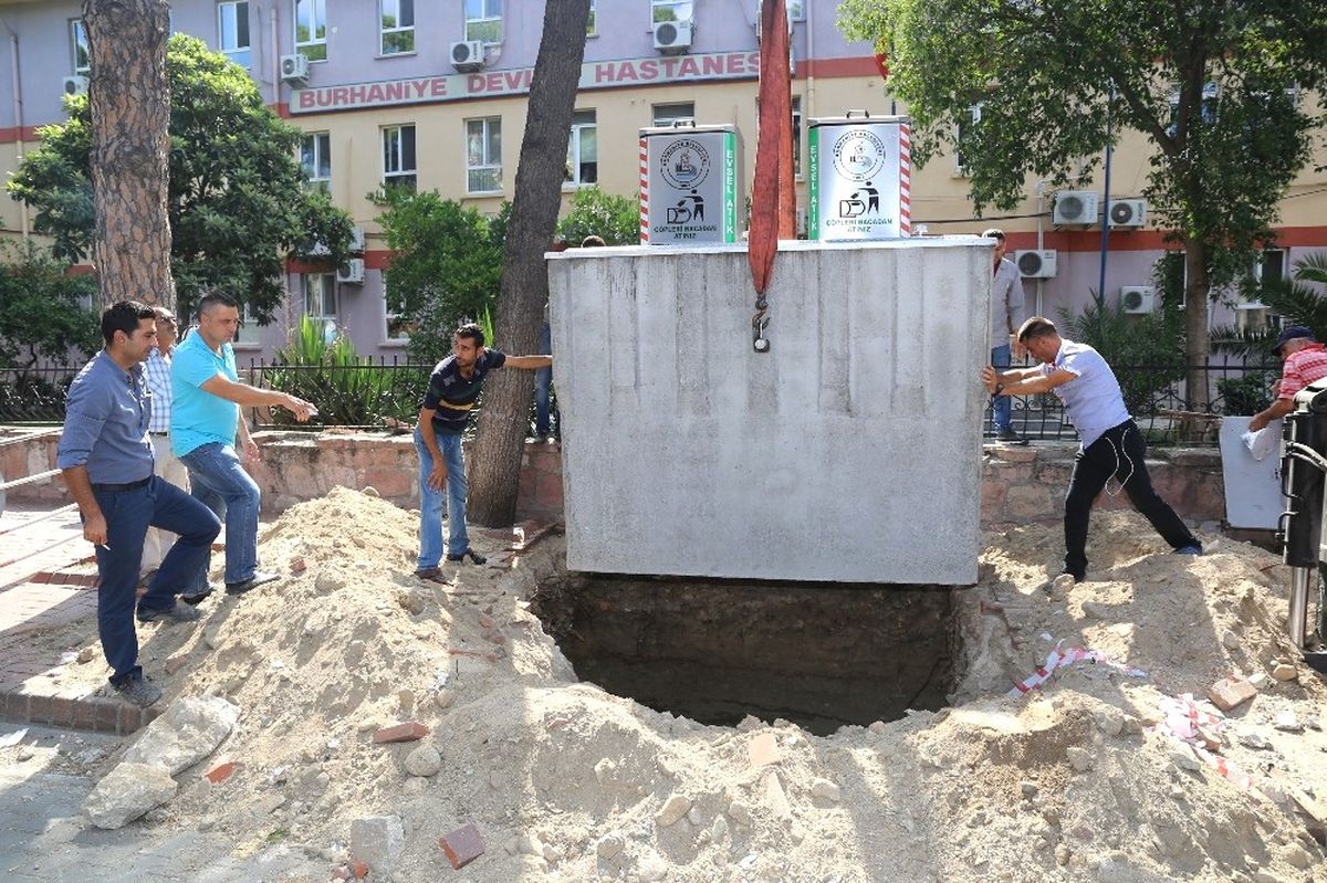 Burhaniye\'de Çöp Konteynerleri Yer Altına İndi
