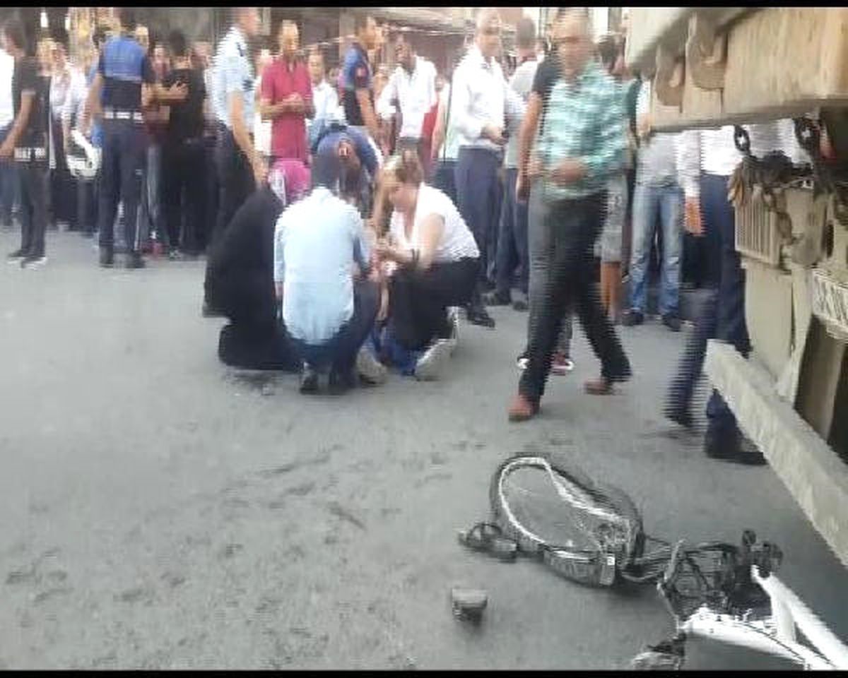Esenyurt\'ta Bisikletli Çocuklar Kamyonla Çarpıştı: 1 Ölü 1 Yaralı (1)