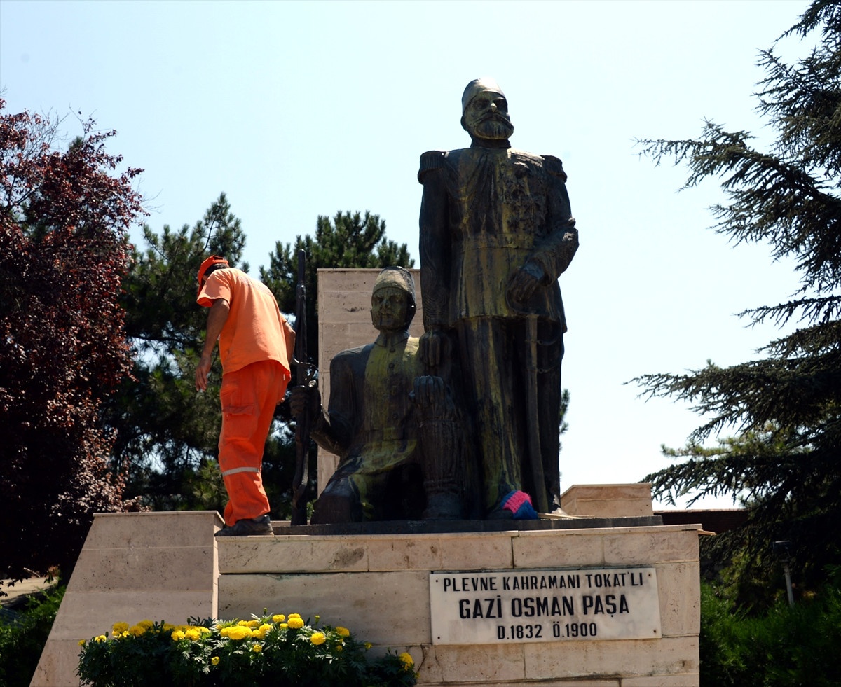 Gazi Osman Paşa Anıtı Deterjanla Yıkandı