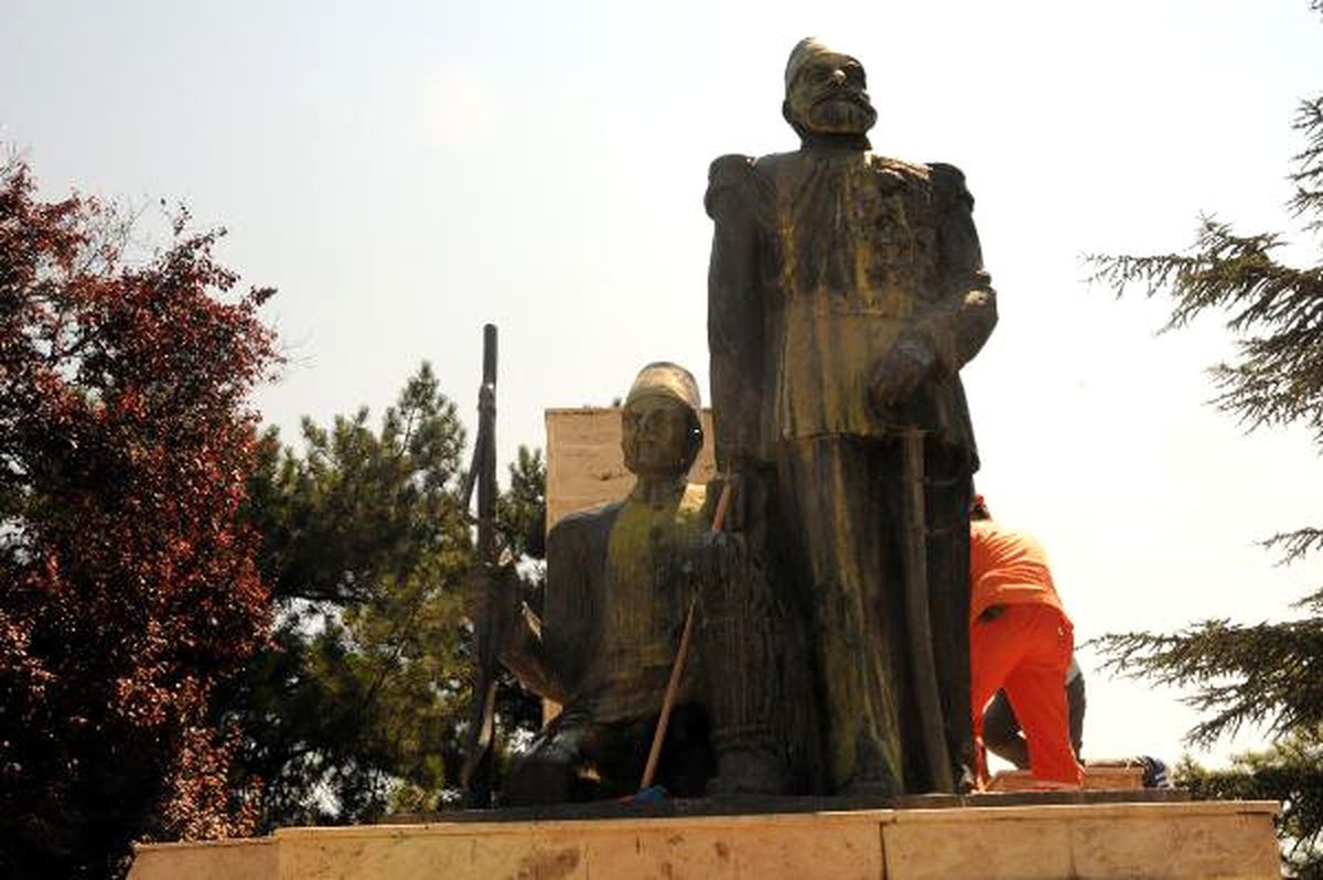 Gazi Osman Paşa Heykelinde Şaşırtan Görüntü