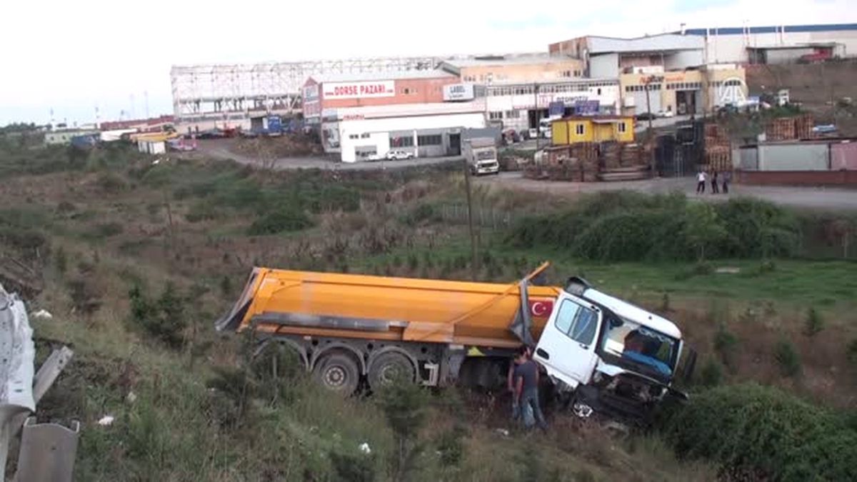 Hafriyat Kamyonu Şarampole Devrildi: 1 Yaralı