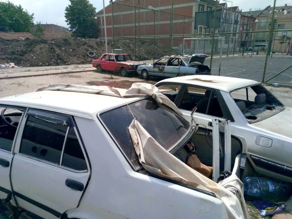 Hurda Araç Yandı, Mahalleli Tepki Gösterdi