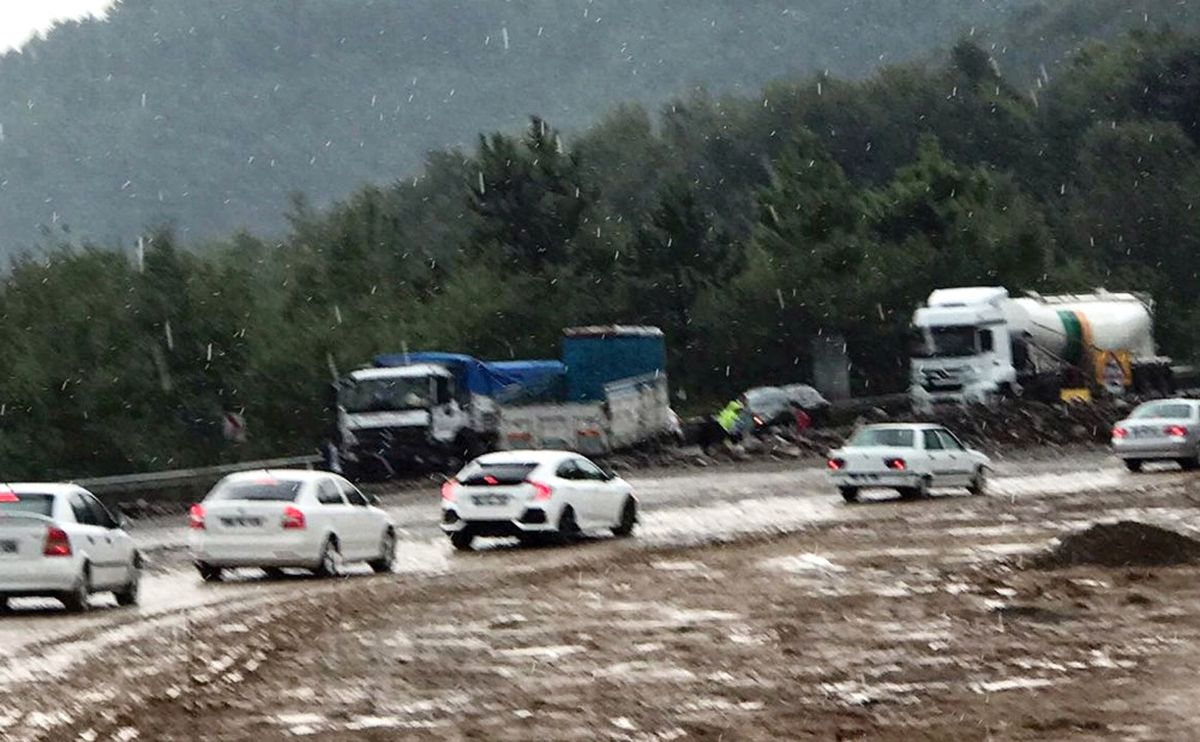 İki Kamyon Kafa Kafaya Çarpıştı: 1 Yaralı