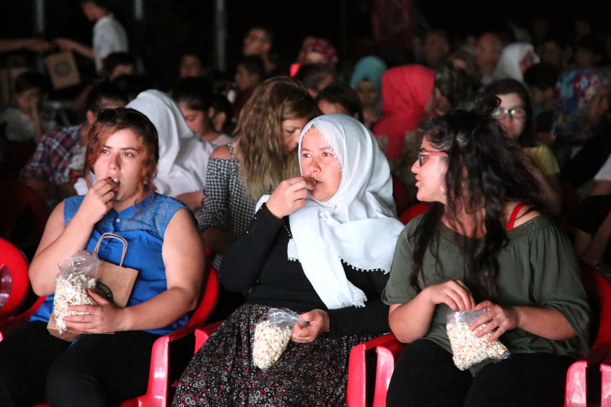 İlçelerde Açık Hava Sinema Gecesi Keyfi Sürüyor