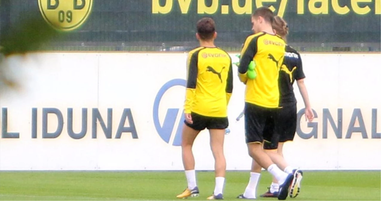 Inter ile Anlaşamayan Emre Mor, Takımı Dortmund\'un İdmanına Çıktı
