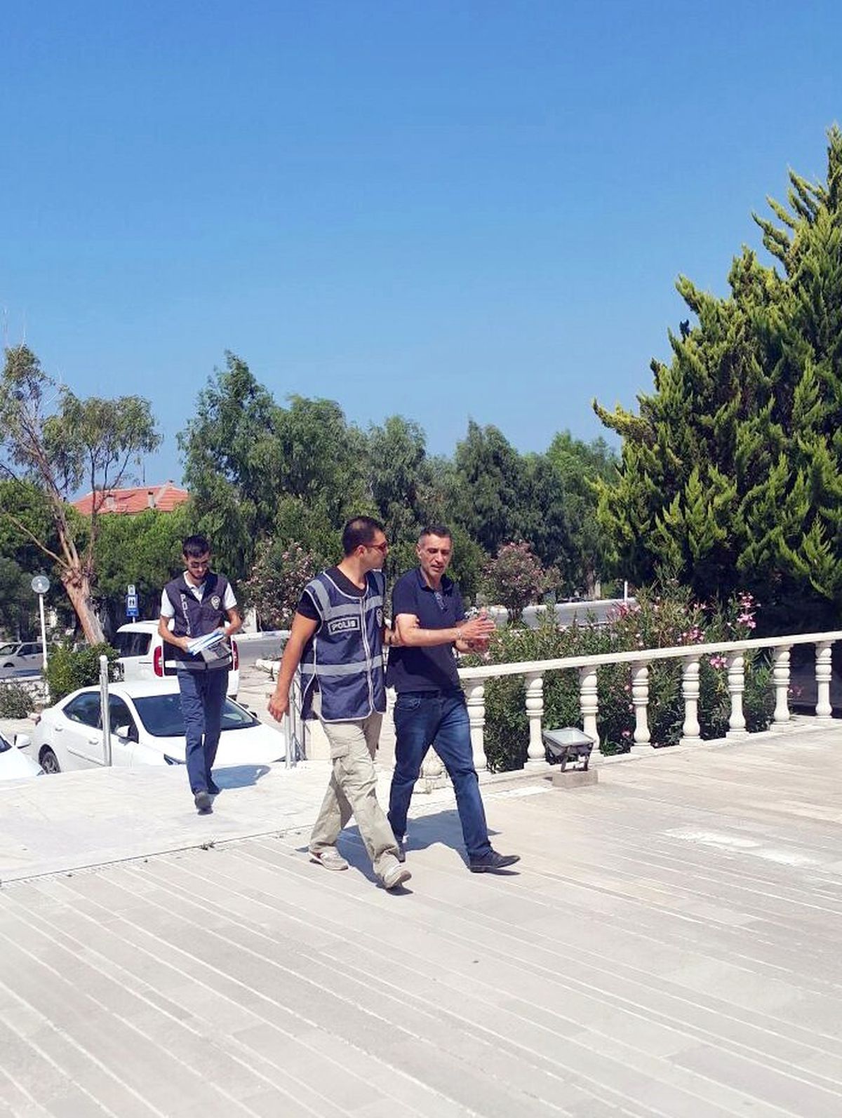 İzmir\'de 34 Göçmen Yakalandı: 6 Tutuklama
