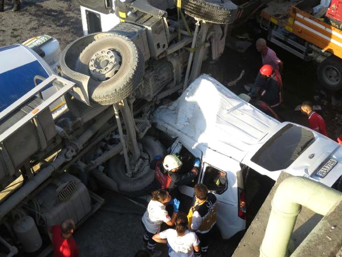 Kadıköy\'de Beton Mikseri Aracın Üstüne Uçtu (1)