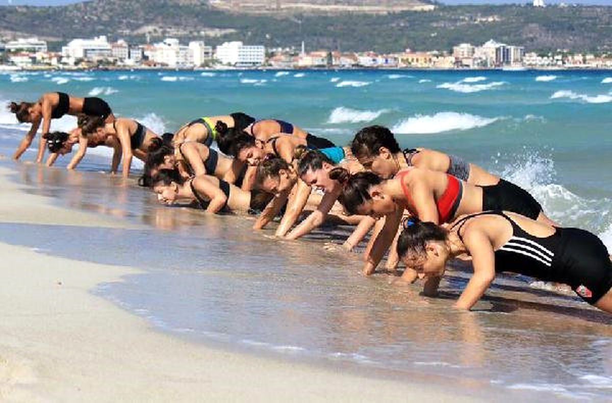 Karşıyakalı Voleybolculara Plajda Kondisyon Yüklemesi