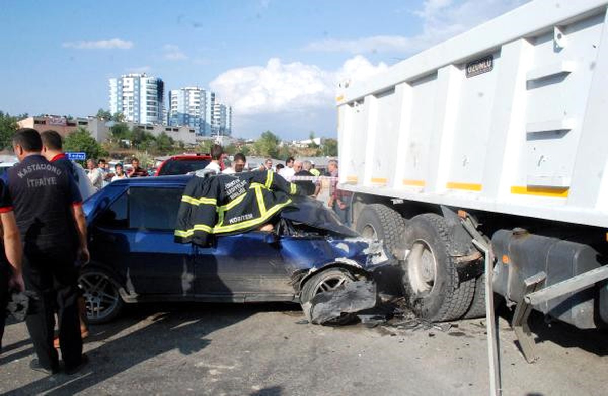 Kastamonu\'da Otomobil Kamyona Çarptı: 1 Ölü, 2 Yaralı