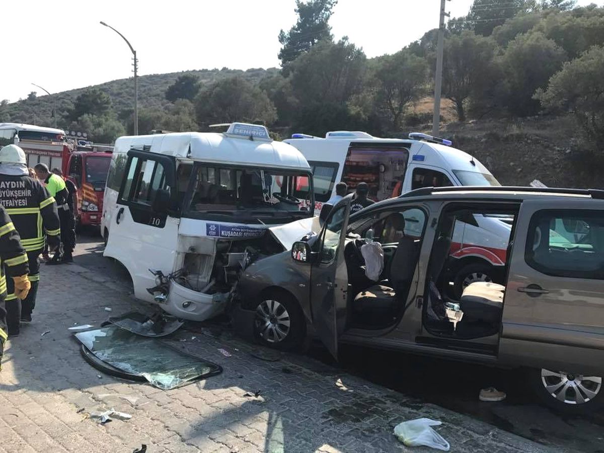 Kuşadası\'nda Dolmuş ile Minibüs Çarpıştı: 8\'i Turist 16 Yaralı