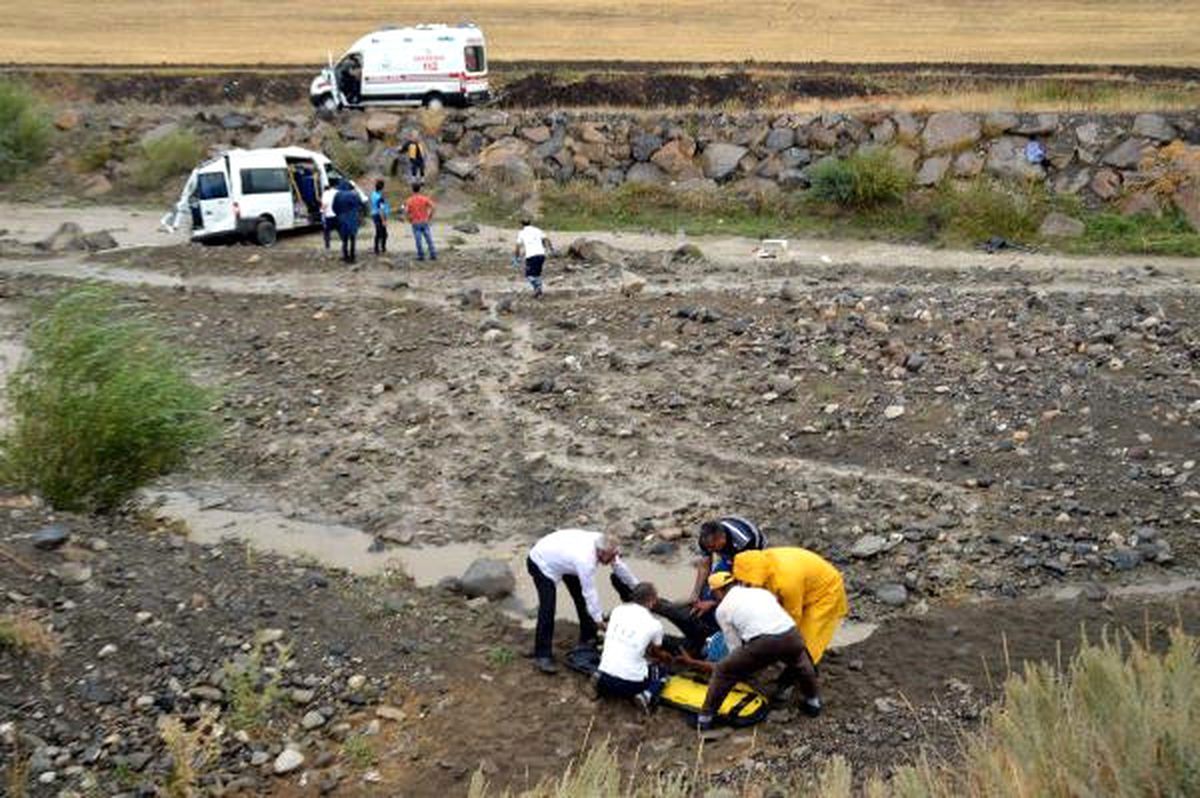 Minibüs Dereye Uçtu: Baba Öldü, Oğlu Yaralı