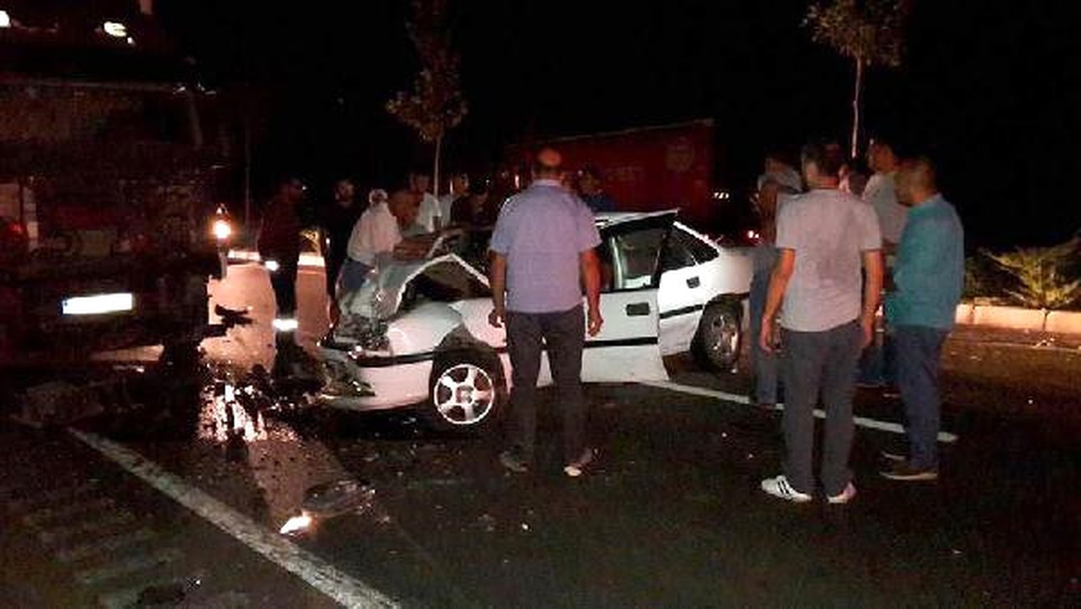 Otomobil, Tır\'la Çarpıştı: 1 Ölü, 1 Yaralı