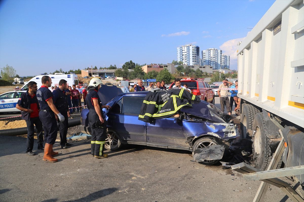 Otomobille Kamyon Çarpıştı: 1 Ölü, 2 Yaralı
