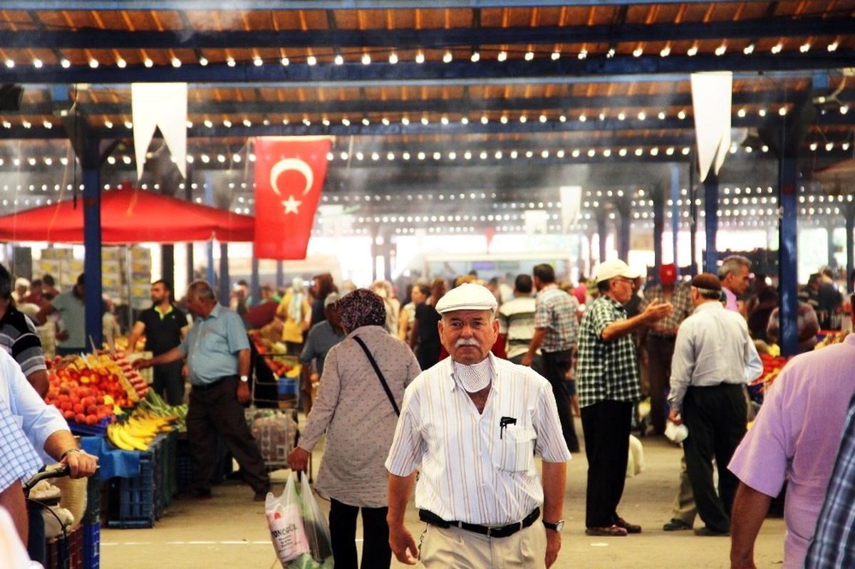 Bu Pazarda Ne Sıcaklar Ne de Fiyatlar Yakıyor