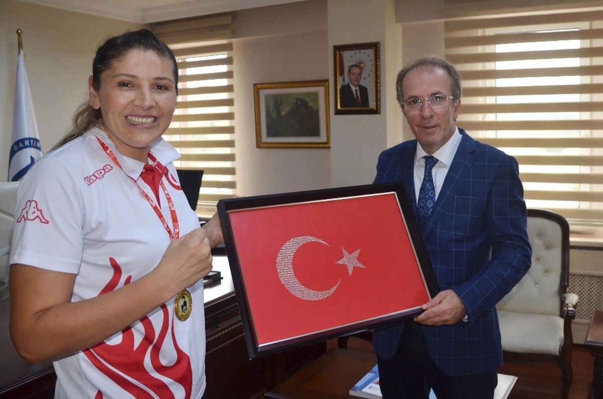 Rektör Uzun\'dan Avrupa Şampiyonu Demir\'e Tebrik
