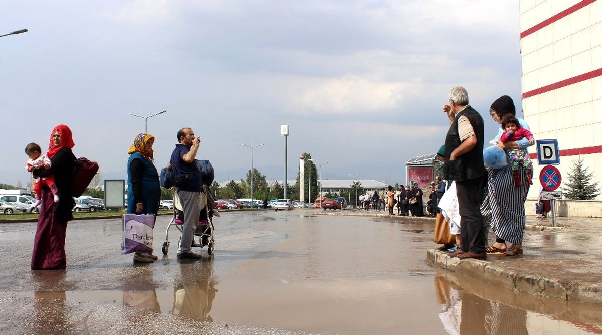 Sağanak Sonrası Hastane Bahçesini Su Bastı