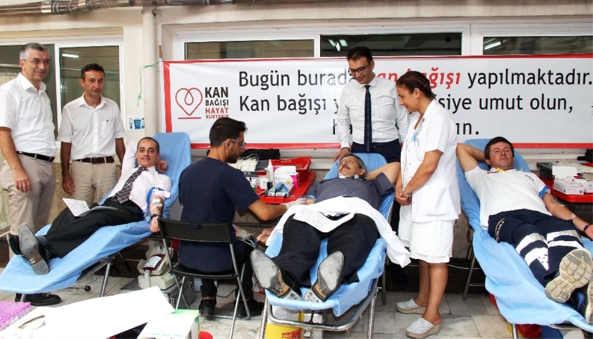 Sağlıkçılar Kan Bağışladı