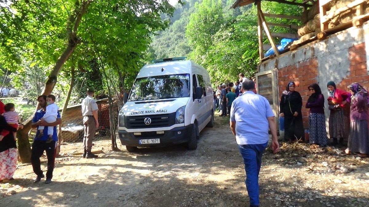 Sakarya\'da Fındık İşçilerini Taşıyan Traktör Dereye Devrildi: 7 Ölü, 9 Yaralı