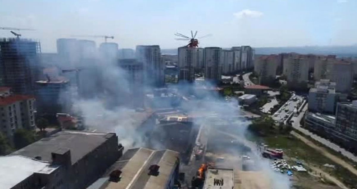 Sefaköy\'de Karton Fabrikasının Bahçesinde Yangın Çıktı!