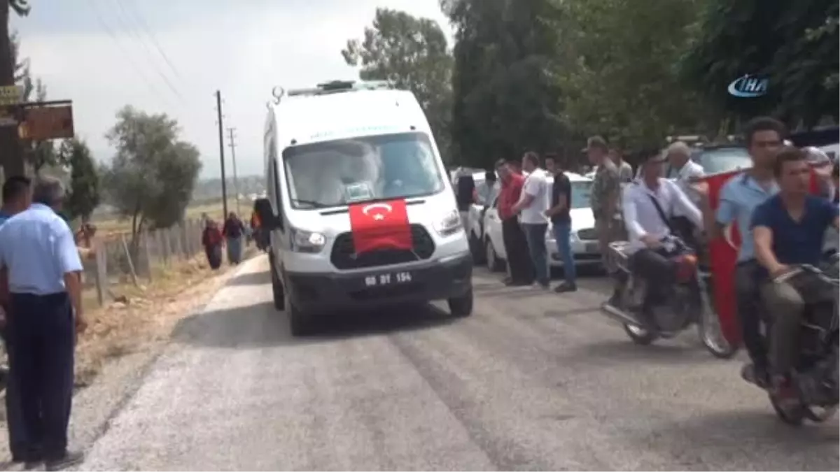 Şehidin Üniformasını Giyen Hamile Eşi, "Aşkımı Gömdüler.